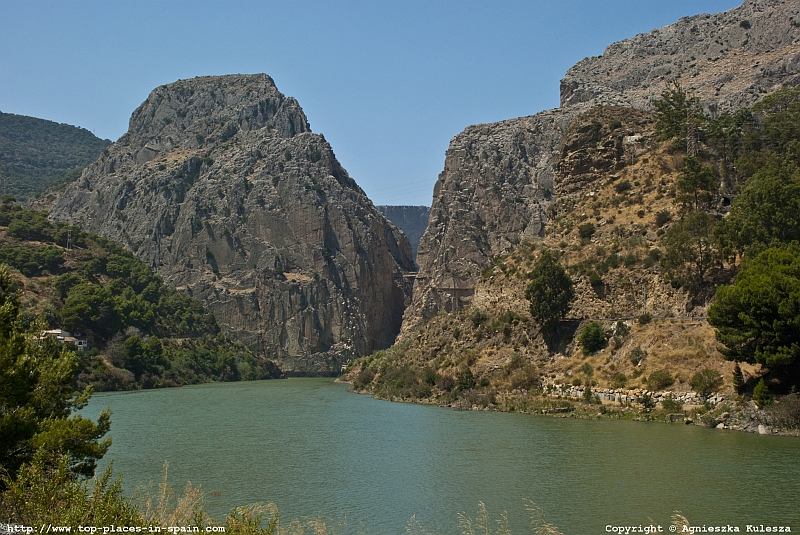 El Chorro - the lake and rocks photo